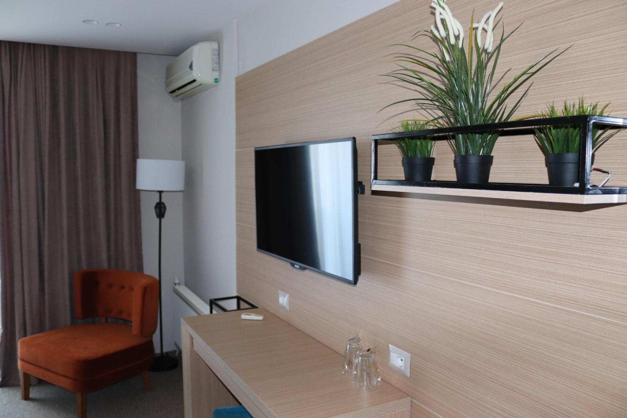 Perla Hotel Pogradec Exterior photo