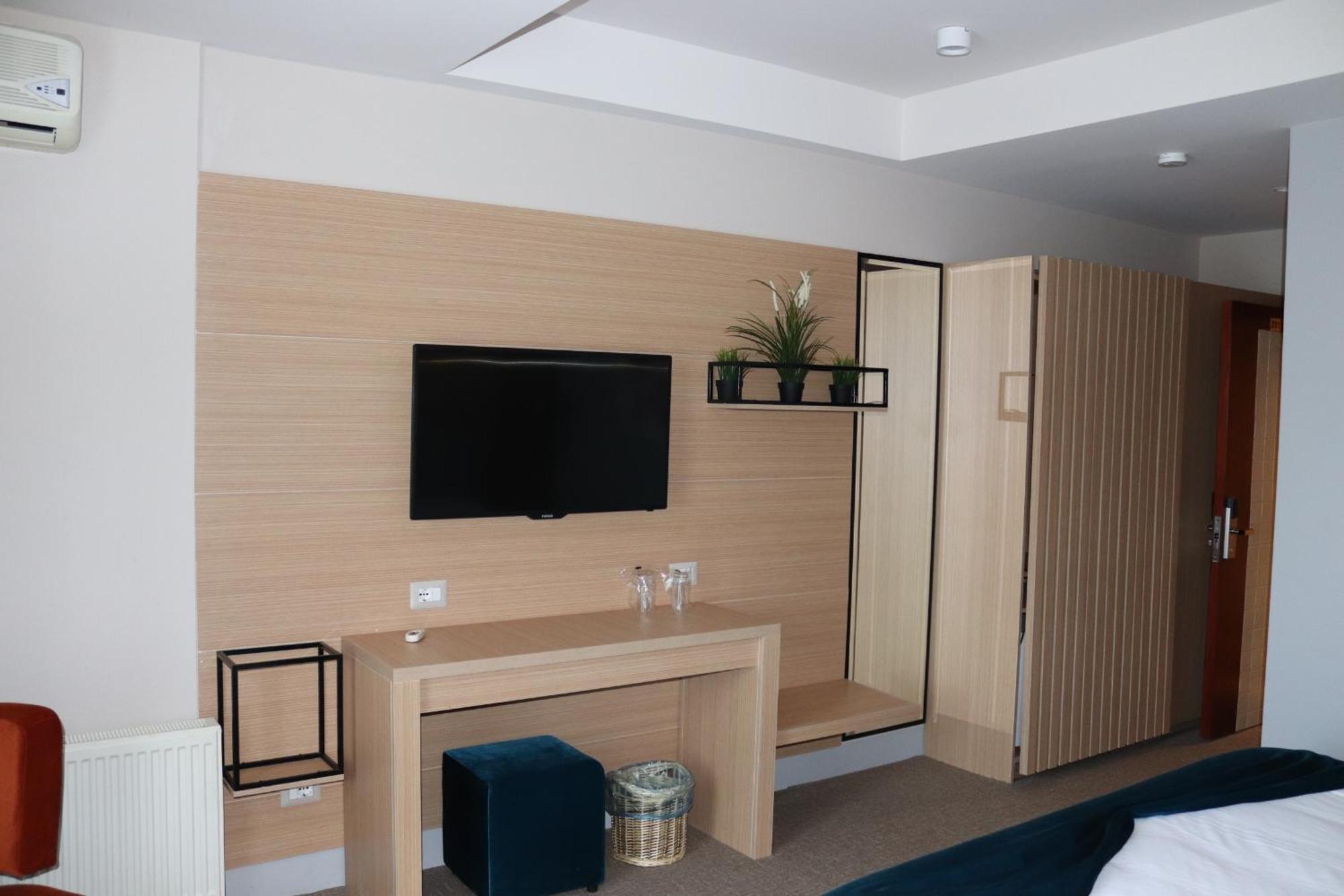 Perla Hotel Pogradec Exterior photo